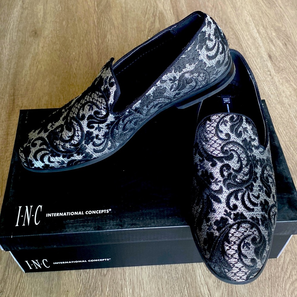 Stand out with these great looking Black and white stylish floral-like shoes